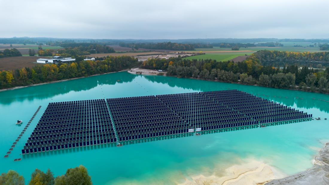 Blick von oben: Die Anlage auf dem Baggersee der Firma Jais in Gilching besteht aus 2600 Modulen. 