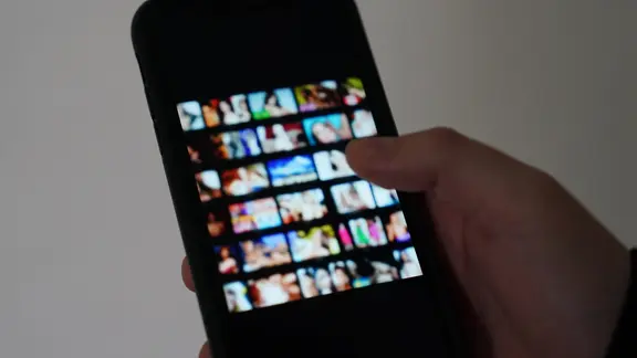 Pornografische Bilder unscharf auf einem Smartphone-Display. | dpa Pornografische Bilder unscharf auf einem Smartphone-Display.