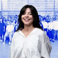 Die Collage zeigt die CEO Lucia-Miriam Selbert in weißer Bluse Richtung Kamera lächelnd vor einem Teamfoto ikres Unternehmens.