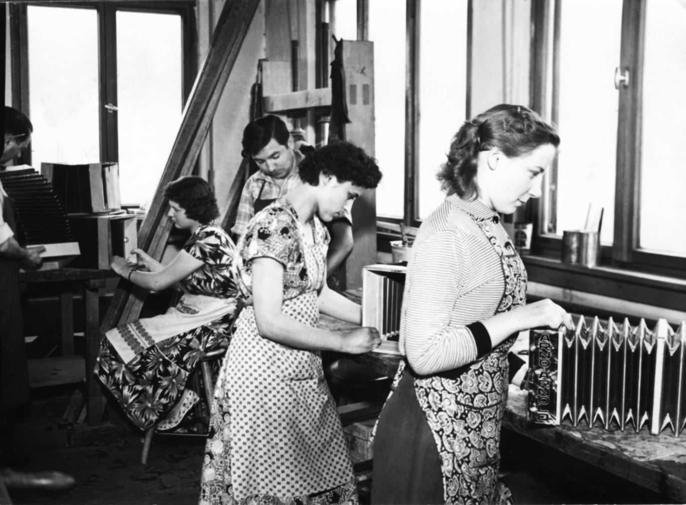 Die Firma Arno Arnold baute für Jahrzehnte Bandoneon-Instrumente. Aus deren Balgen bauten sie ab 1930 Schutzabdeckungen für Maschinen.