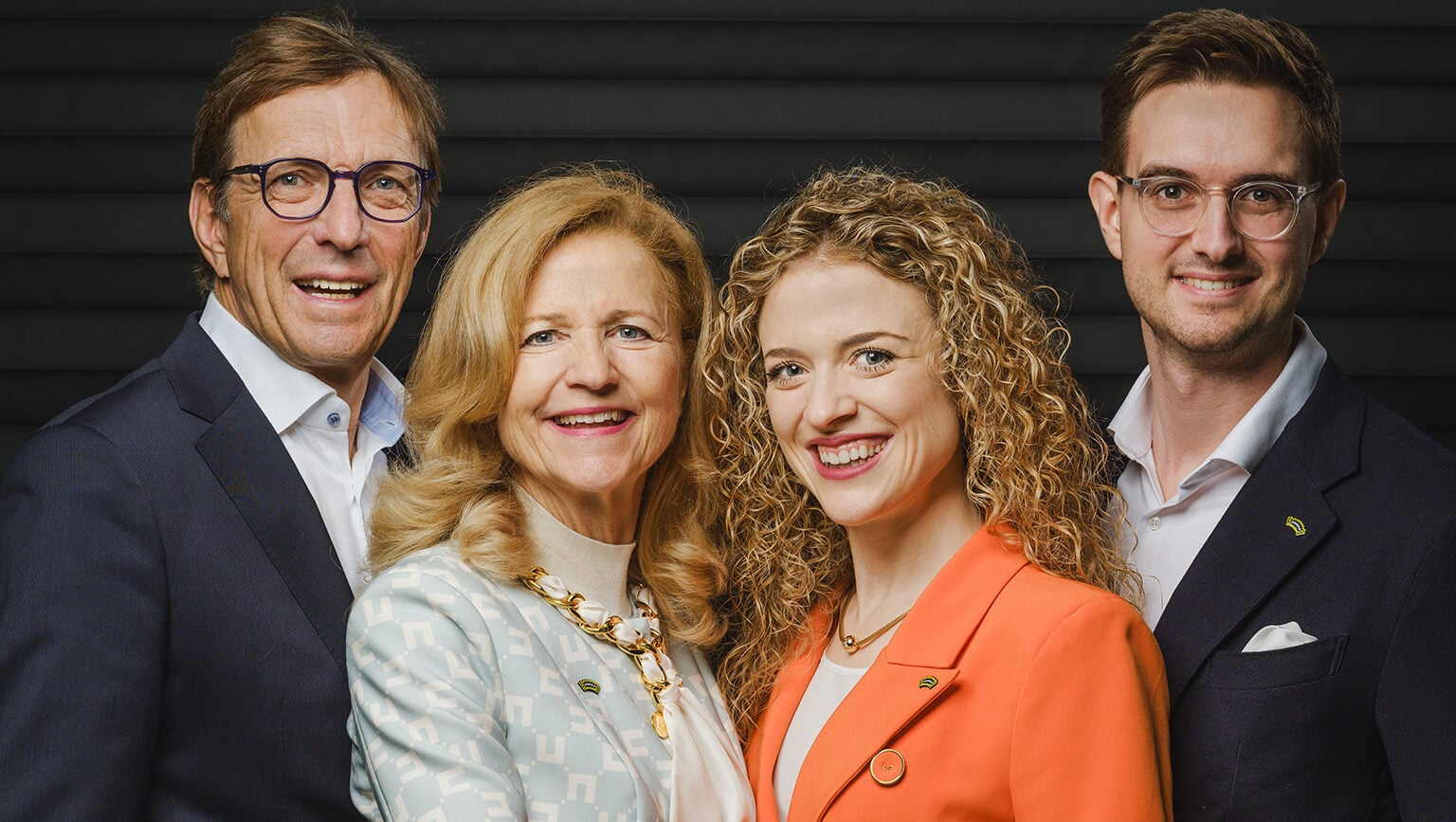 Nach Großmutter Sigrid und Mutter Simone Mang (M.l.) ist Isabelle Himbert (M.r.) die dritte Frau in Folge an der Spitze von Arno Arnold. Vater Wolf Matthias (l.) und Ehemann Benedikt (r.) haben in die Dynastie eingeheiratet.