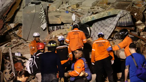 Rettungskräfte suchen nach Opfern, nachdem zwei starke Erdbeben die venezolanische Karibikküste in der Nähe von Caracas erschüttert haben.